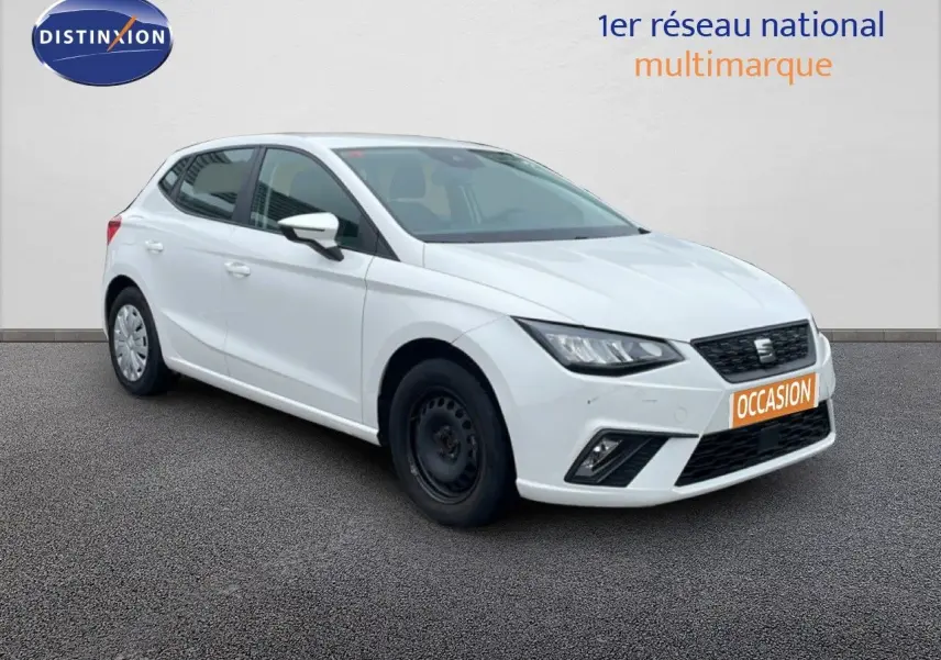 SEAT Ibiza blanche vue en 3/4 avant droit, avec jante acier avant et plaque "OCCASION" orange.