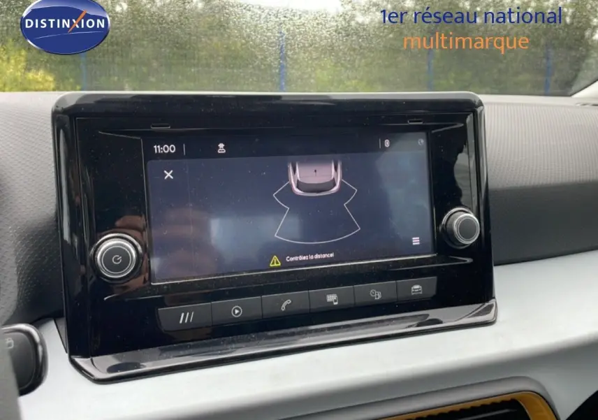 Écran tactile central affichant l’aide au stationnement dans l’habitacle d’une SEAT Ibiza blanche 2021.