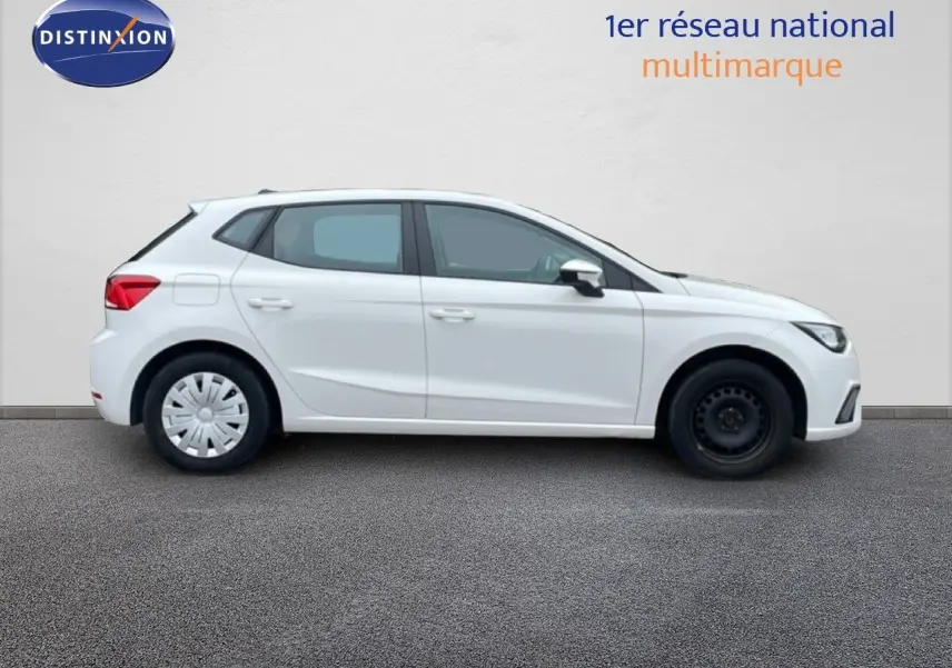 SEAT Ibiza blanc candy vue de profil côté gauche, avec jante acier à l'avant et enjoliveur à l'arrière.
