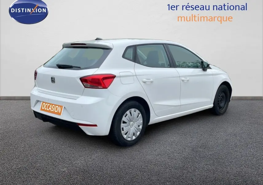 SEAT Ibiza blanc candy vue 3/4 arrière droit, avec jantes acier et enjoliveurs sur roue arrière gauche.