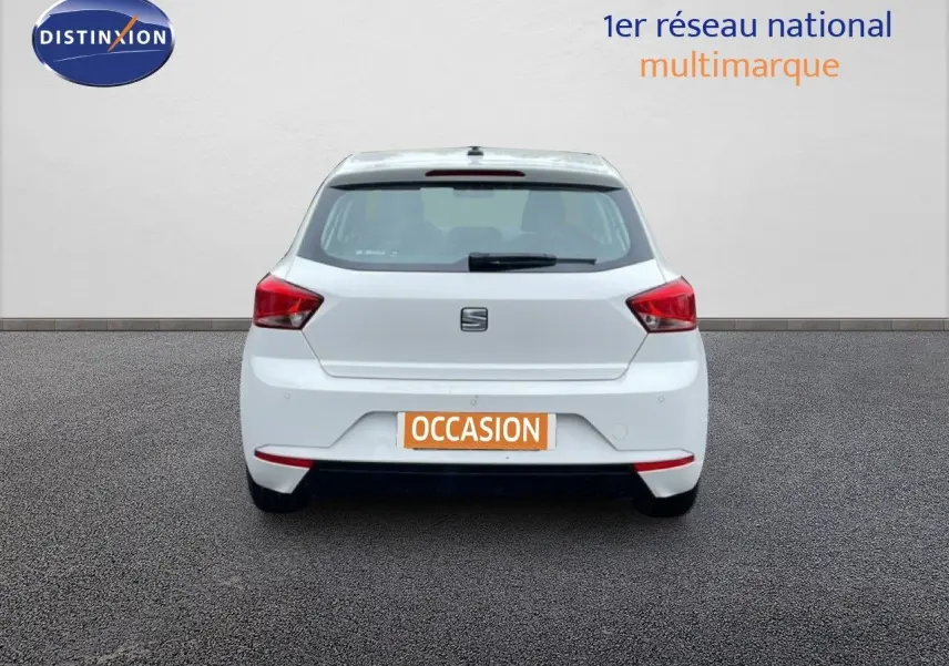 Vue arrière d'une SEAT Ibiza blanche Candy 2021 avec plaque "OCCASION" sur fond neutre.