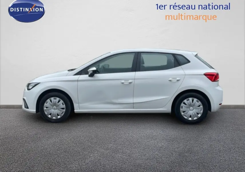 Profil côté gauche d'une SEAT Ibiza blanche Candy 2021 avec une bosse visible sur la porte arrière.