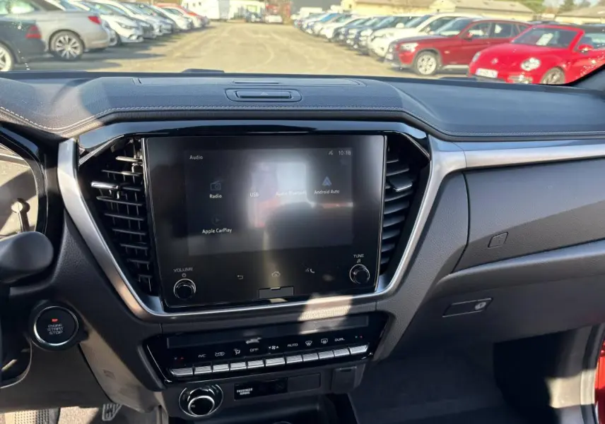 Vue intérieure centrée sur l’écran tactile et la console du tableau de bord du pick-up Isuzu D-MAX 2026.
