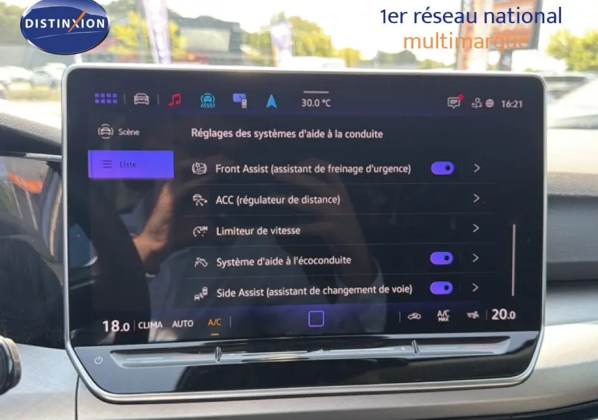 Écran tactile central affichant les réglages d’aide à la conduite dans une Volkswagen Golf SW 2026, intérieur gris-noir.