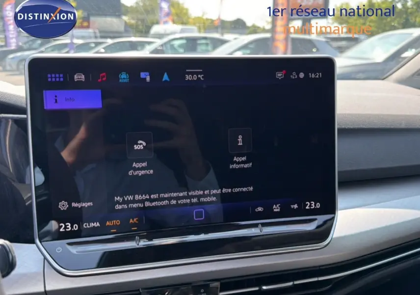Vue intérieure centrée sur l'écran tactile du tableau de bord de la Volkswagen Golf SW bleu Anemone, année 2026.