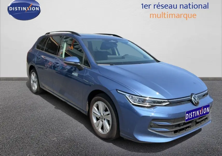 Vue 3/4 avant droite d'une Volkswagen Golf SW bleu Anemone avec jantes alliage et toit ouvrant.