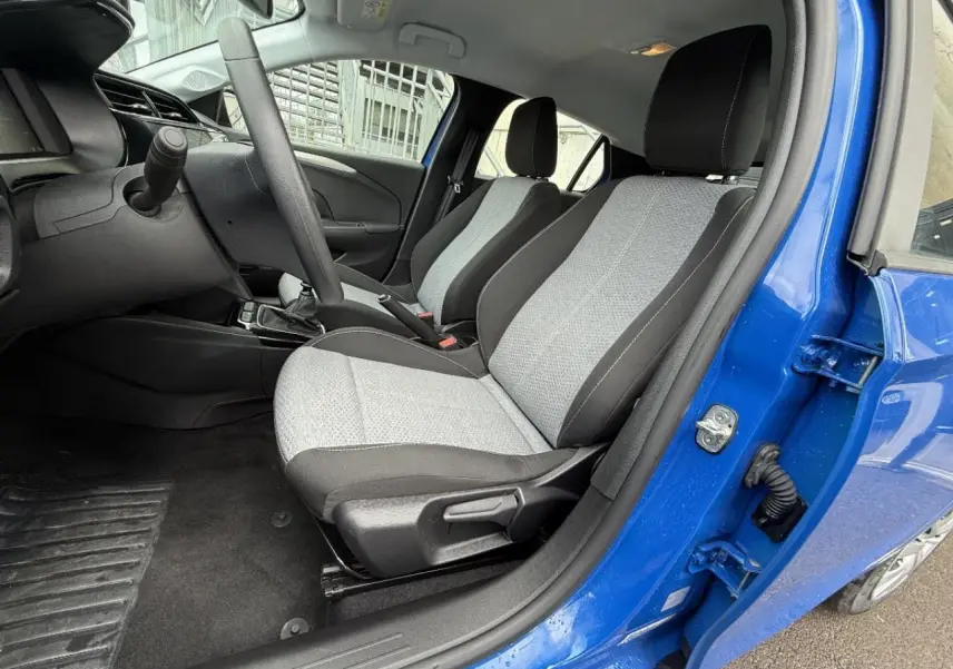 Vue intérieure côté conducteur de l’Opel Corsa 2025 bleu voltaik, montrant les sièges avant et le volant.