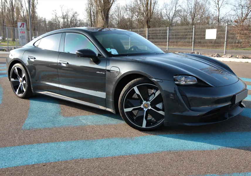 Porsche Taycan Turbo gris anthracite vue 3/4 avant droit, avec jantes exclusives 21 pouces et toit panoramique.