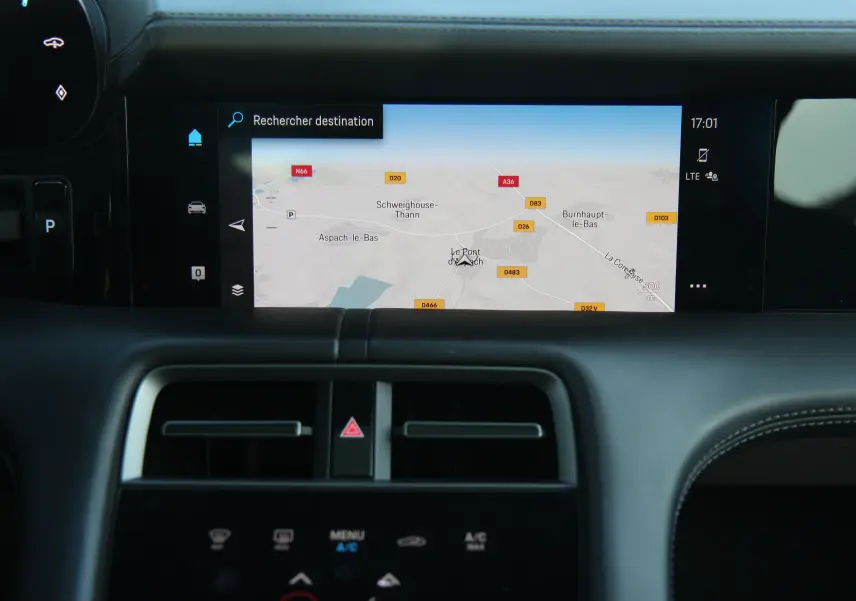 Vue rapprochée de l'écran de navigation intégré au tableau de bord noir du Porsche Taycan Turbo gris anthracite.