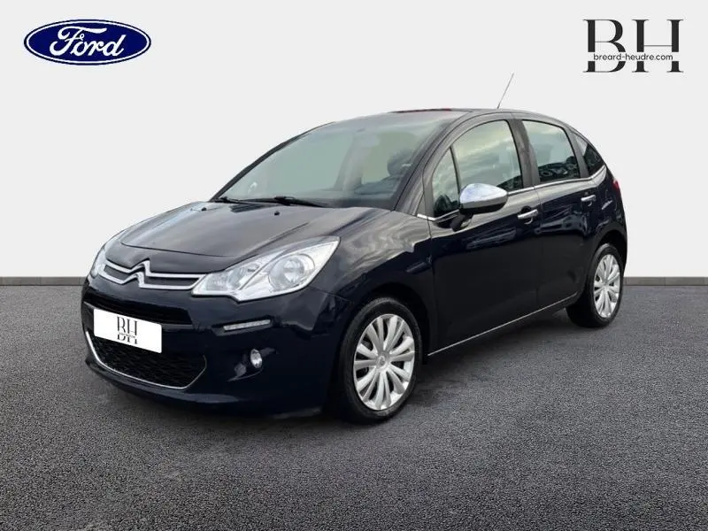 Citroën C3 bleu encre vue 3/4 avant droit, avec rétroviseurs chromés et jantes argentées.