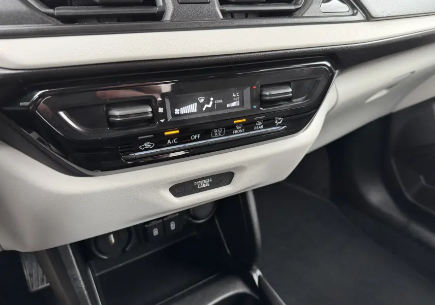 Détail de la console centrale de la Suzuki Swift 1.2 Privilege Hybrid 2025, montrant la climatisation automatique avec écran digital.
