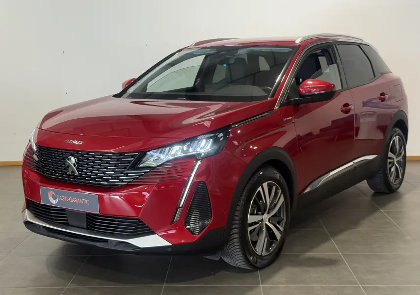 Peugeot 3008 Hybrid rouge 2025 en 3/4 avant droit, avec calandre noire et feux LED allumés.