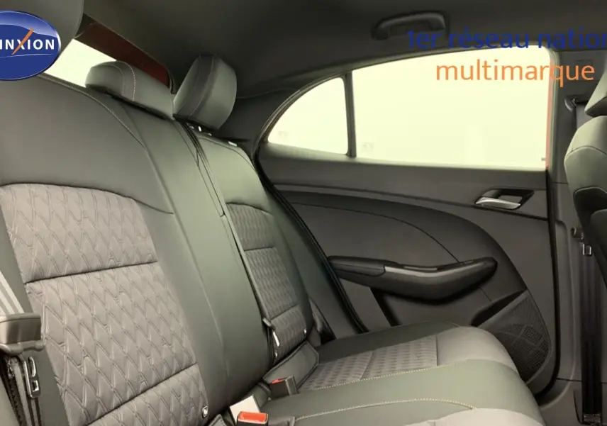 Vue latérale intérieure sur la banquette arrière en similicuir noir de la MG3 1.5 L Hybrid+ Luxury 2026.