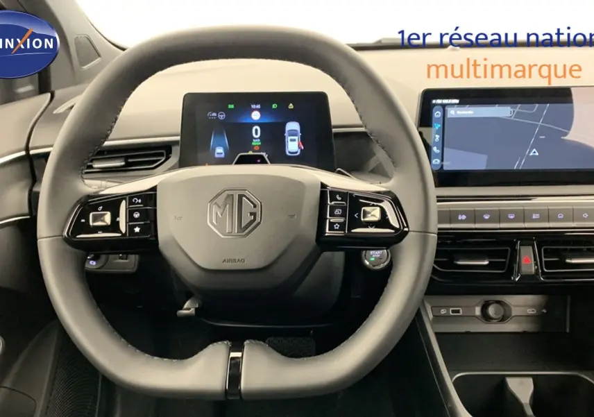 Vue intérieure centrée sur le volant cuir noir et le tableau de bord numérique du MG3 1.5 L Hybrid+ Diamond Red.