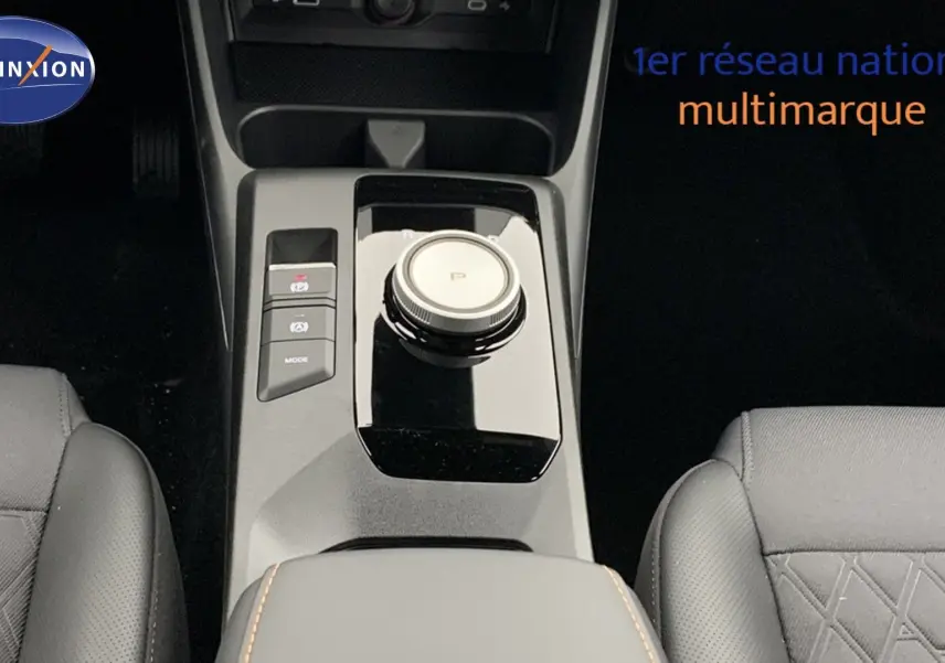 Vue rapprochée de la console centrale noire avec molette de sélection et sièges avant en similicuir noir du MG3 Diamond Red.