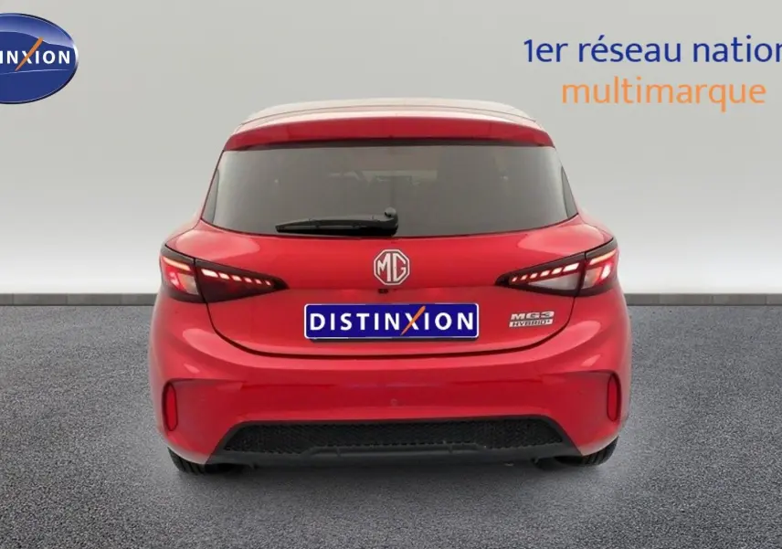Vue arrière d'une MG3 hybride rouge Diamond Red avec feux LED et logo MG visible sur fond neutre.
