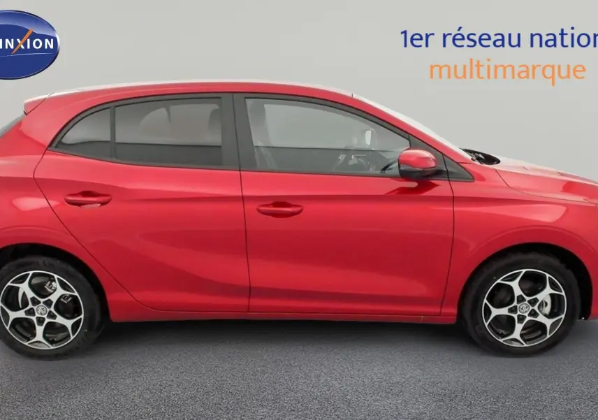 Vue profil côté gauche de la MG3 1.5 L Hybrid+ 195 ch Luxury en rouge Diamond Red avec jantes alliage 16 pouces.