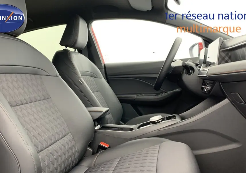 Vue intérieure côté droit des sièges avant en similicuir noir avec console centrale et tableau de bord du MG3 1.5 L Hybrid+ Luxury 2026.