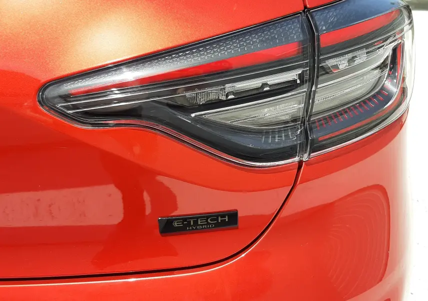 Gros plan sur le feu arrière droit rouge flamme métal d'une Renault Clio V E-Tech Hybrid 2025 avec badge E-TECH.
