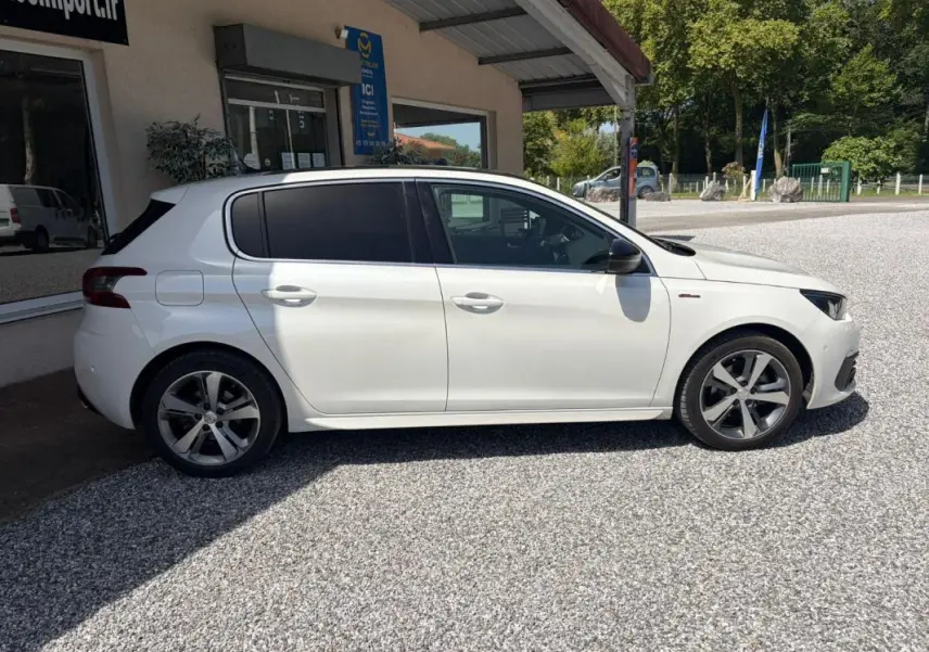 Peugeot 308 GT-Line blanche vue de profil côté gauche, avec jantes alliage et vitres teintées.