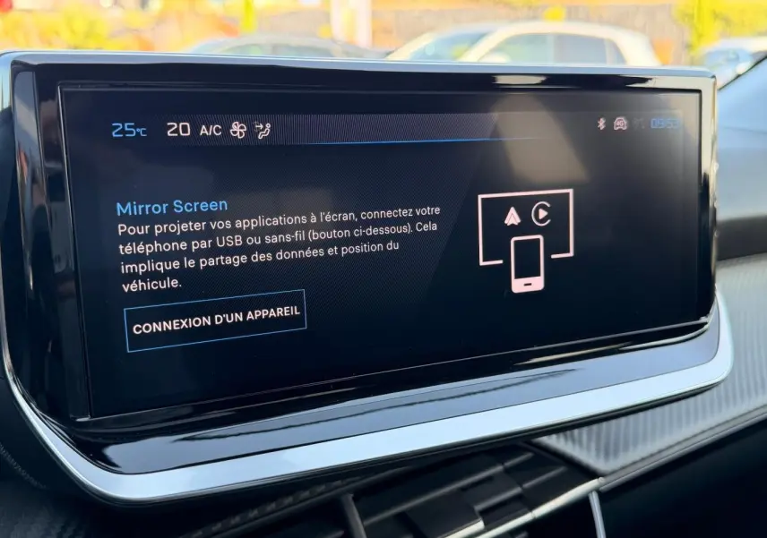 Écran tactile multifonction intérieur de la Peugeot 208 1.2 100ch Allure, affichant la connexion Mirror Screen.