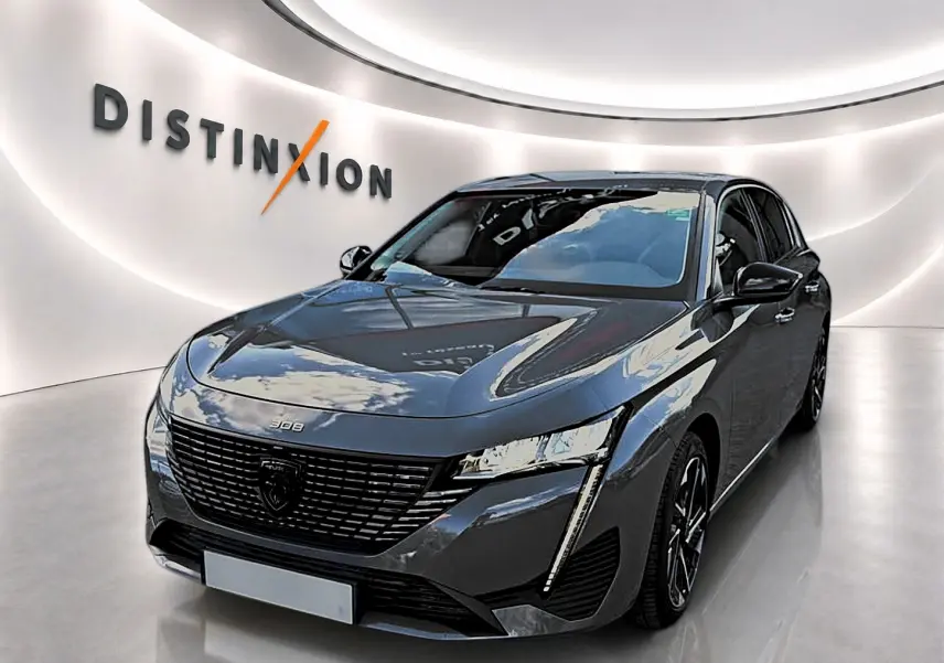 PEUGEOT 308 gris selenium en vue 3/4 avant droit, avec calandre noire et feux LED distinctifs.