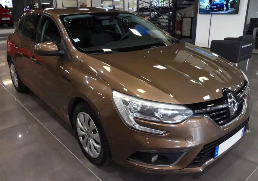 Vue avant d'une Renault Mégane IV TCe 100 Life brun cappuccino avec feux LED et calandre chromée.