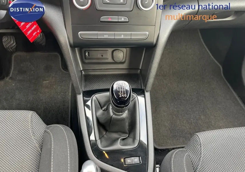 Vue intérieure centrée sur la console centrale et levier de vitesse manuel d’une Renault Mégane IV brun Capuccino.