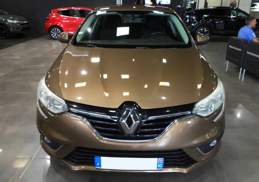 Renault Mégane IV TCe 100 Life brun capuccino vue 3/4 avant droit sur fond neutre avec jantes argentées.