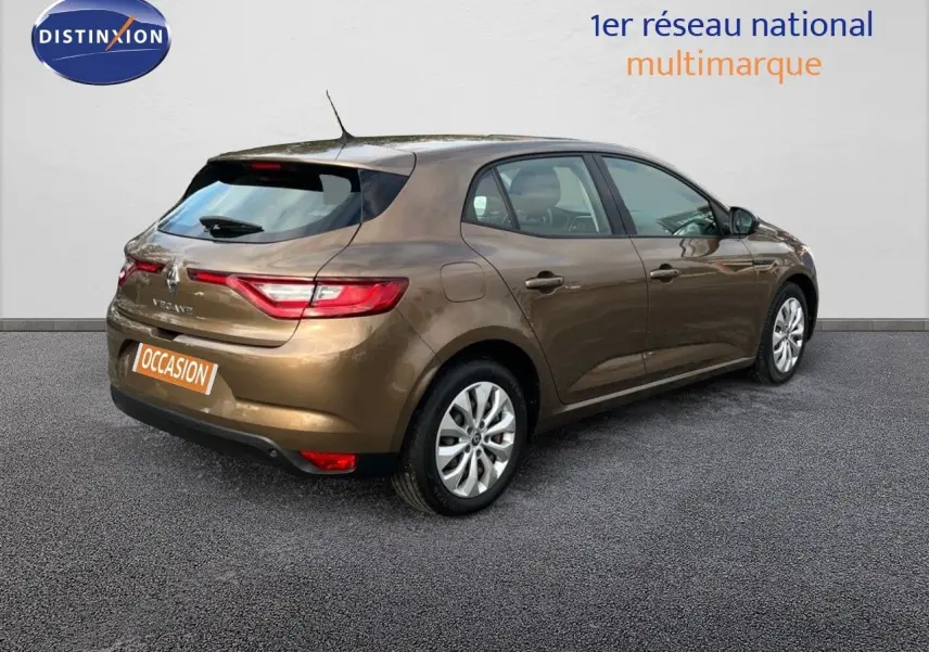 Renault Mégane IV brun capuccino vue 3/4 arrière droit, avec jantes alliage et feux arrière allumés.