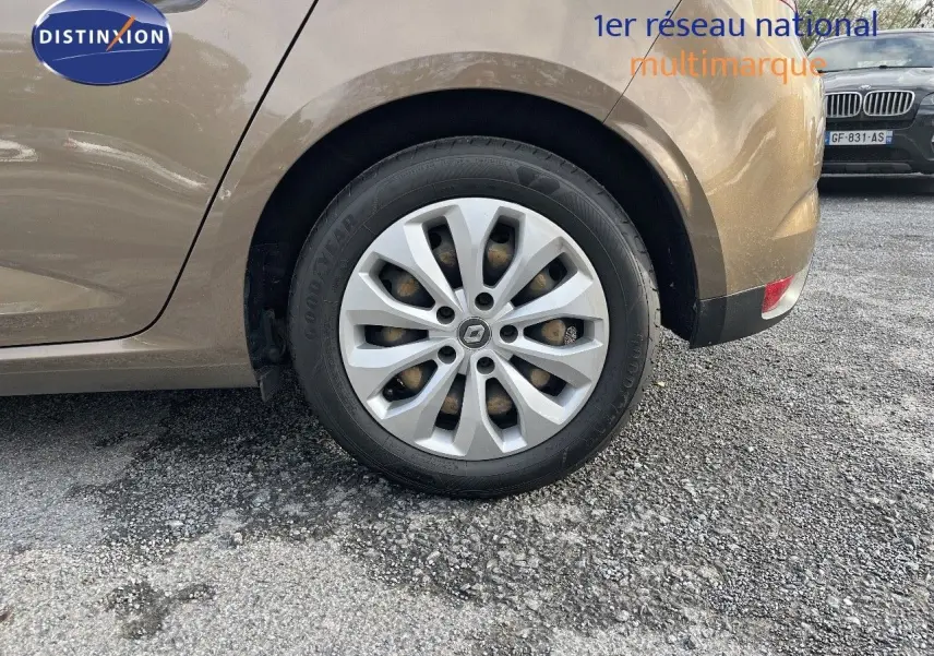 Gros plan sur la roue arrière droite d’une Renault Mégane IV brun cappuccino, montrant la jante et une partie de la carrosserie.