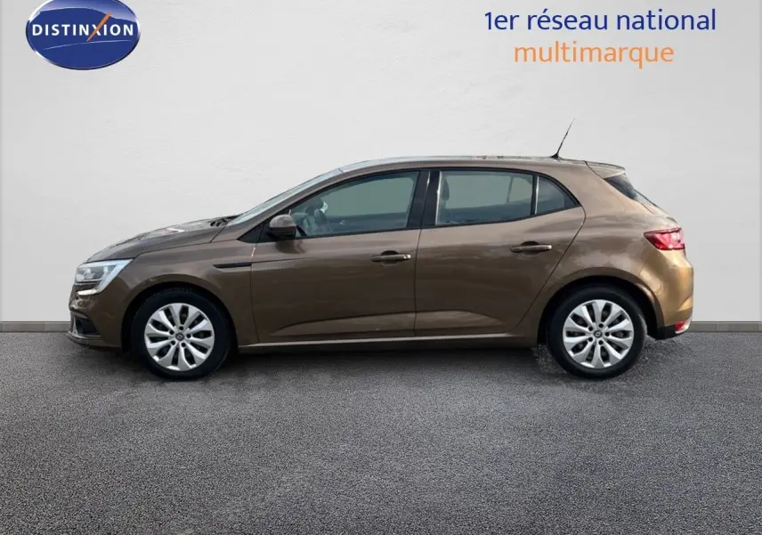 Profil droit d'une Renault Mégane IV TCe 100 Life brun cappuccino, compacte essence de 2016 avec jantes alliage.