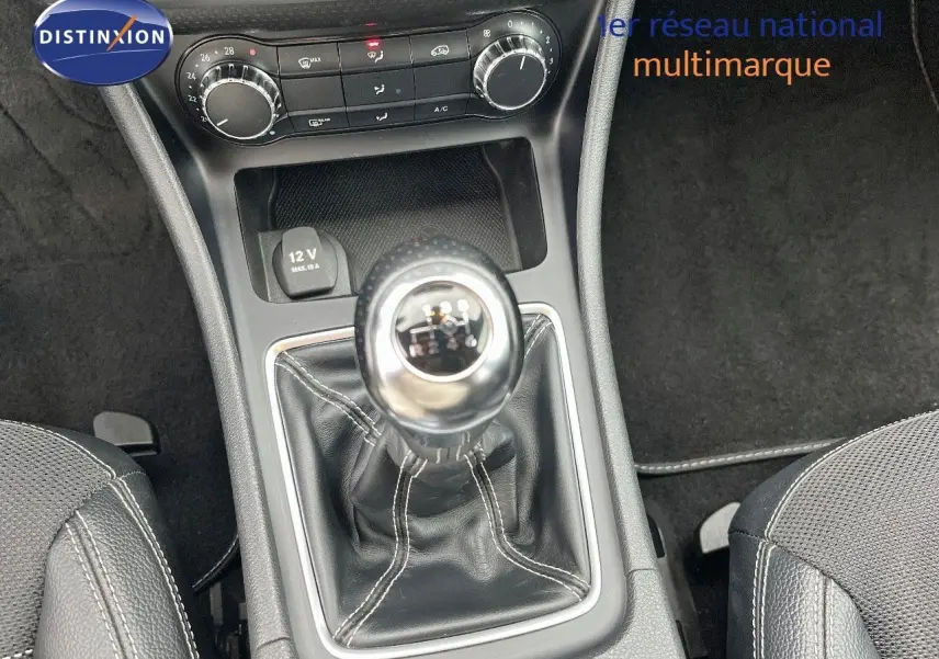 Le levier de vitesses manuel en cuir noir de la Mercedes Classe A 180 Sensation blanche, vue intérieure centrée.