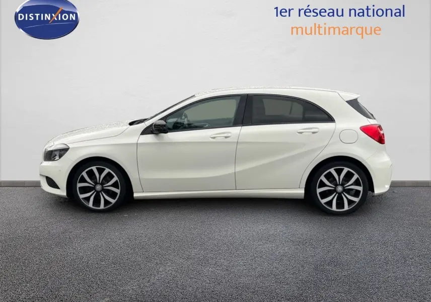 Profil côté gauche d'une Mercedes Classe A 180 Sensation blanche de 2013 avec jantes alliage distinctives.