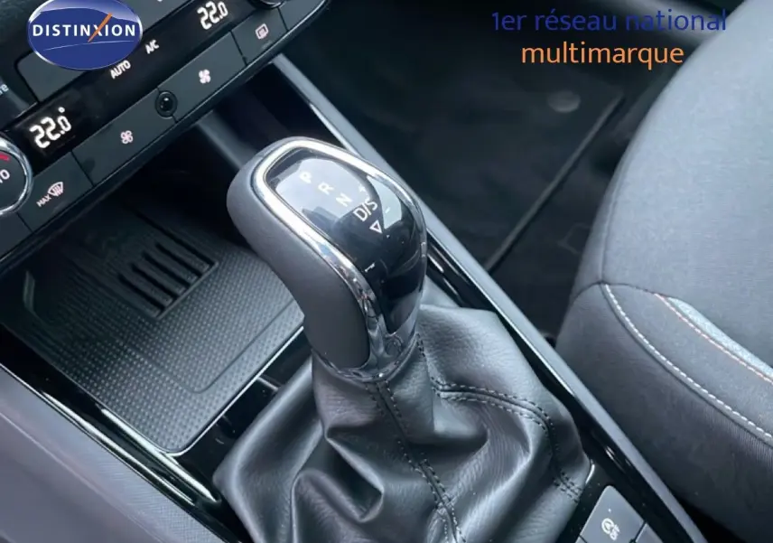 Le levier de vitesse automatique du Skoda Kamiq gris graphite, vue rapprochée de la console centrale intérieure.