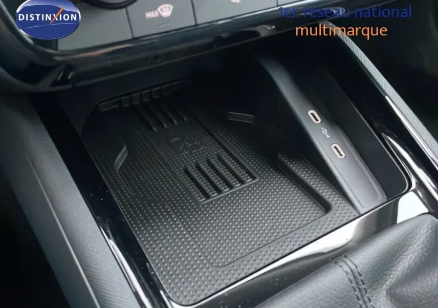 Gros plan sur la console centrale du Skoda Kamiq 2025 gris graphite, montrant le chargeur sans fil et ports USB.