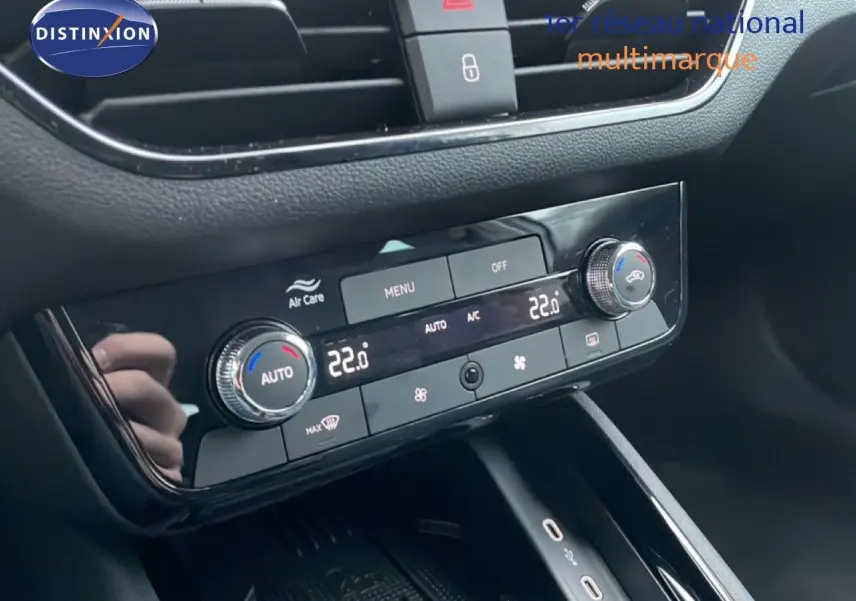 Vue rapprochée de la console centrale du Skoda Kamiq 2025, montrant la commande de climatisation digitale et ports USB.