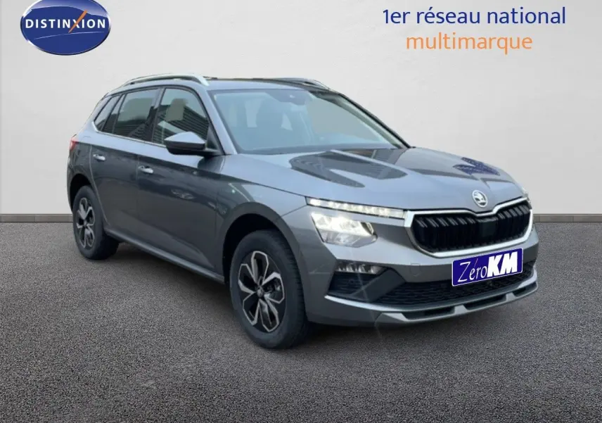 Vue 3/4 avant d’un Skoda Kamiq gris graphite métal avec calandre noire et jantes alliage distinctives.