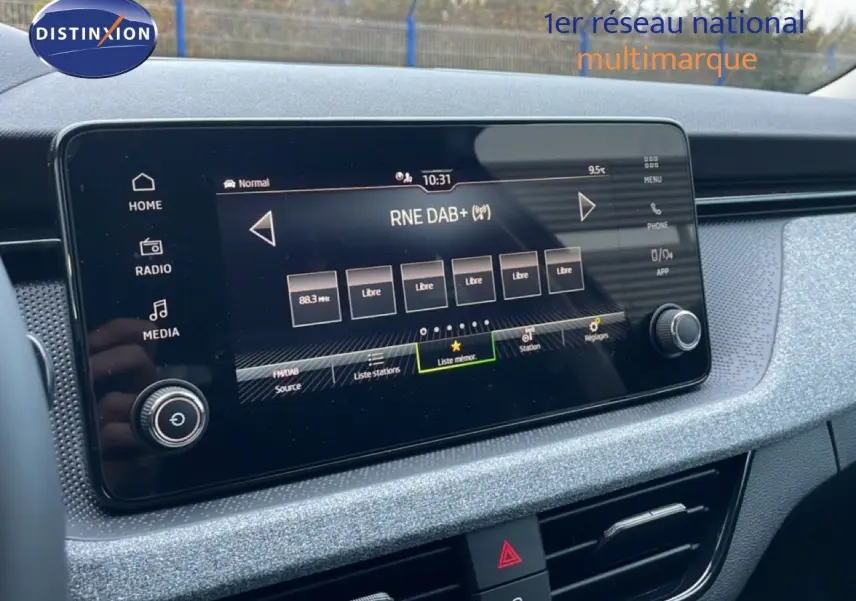 Écran tactile central de la Skoda Kamiq 2025 gris graphite, affichant les options radio DAB+ et menu multimédia.