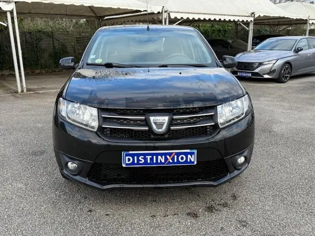 Vue de face d'une Dacia Sandero noire 2015 avec calandre distinctive et plaque d'immatriculation Distinxion.