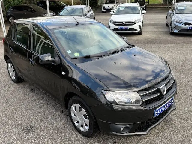 Vue 3/4 avant droite d'une Dacia Sandero noire 2015 avec calandre distinctive et jantes acier.