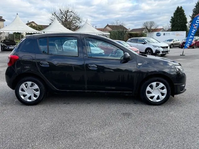 Vue de profil côté gauche d'une Dacia Sandero noire de 2015, compacte avec cinq portes et jantes acier.