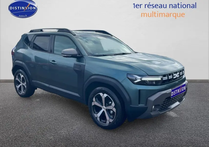 Dacia Duster 1.2 mild hybrid vert cèdre en 3/4 avant droit, avec jantes alliage et barres de toit noires.