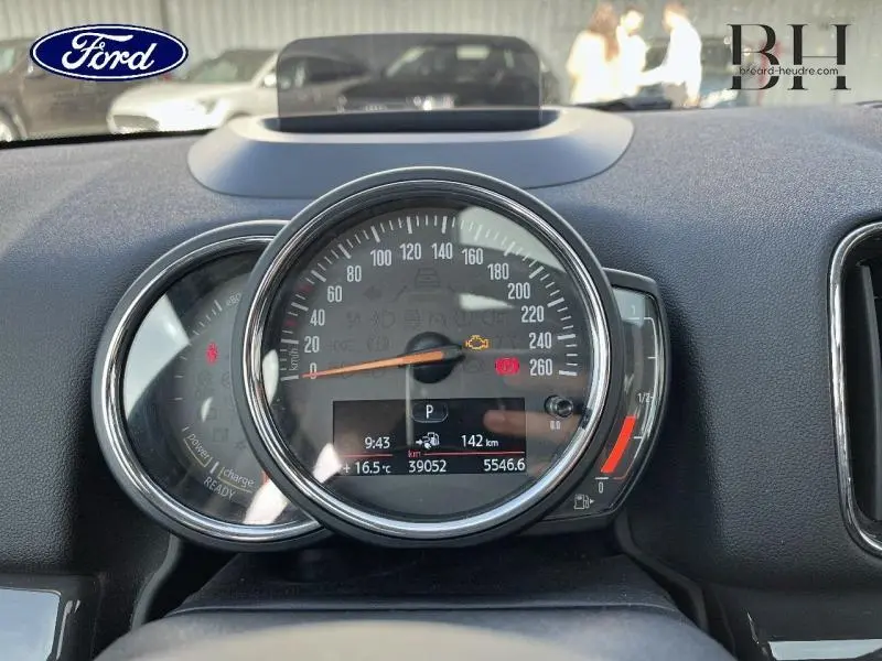 Vue rapprochée du compteur central du MINI Countryman Cooper SE 2018, affichage numérique et cadrans ronds chromés.