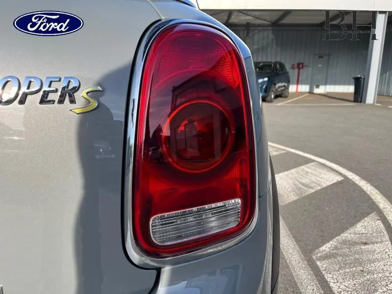 Gros plan sur le feu arrière droit d'une MINI Countryman Cooper SE Moonwalk Grey avec logo Cooper S chromé.