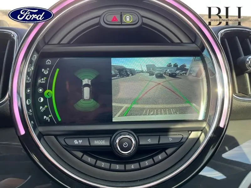 Écran central de la MINI Countryman Cooper SE en Moonwalk Grey montrant la caméra de recul et les capteurs de stationnement.