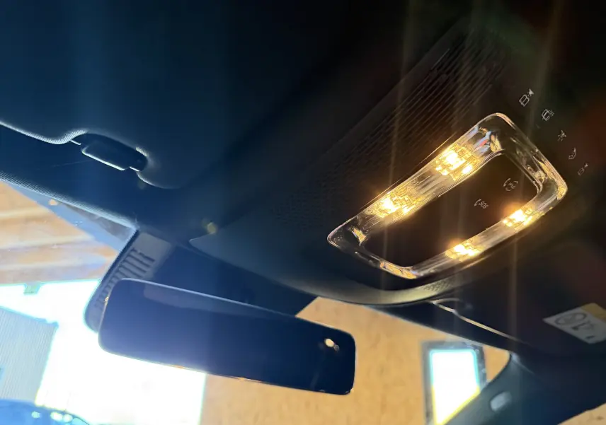 Vue intérieure du plafonnier et rétroviseur central noir allumé d'une Mercedes Classe A 2022.