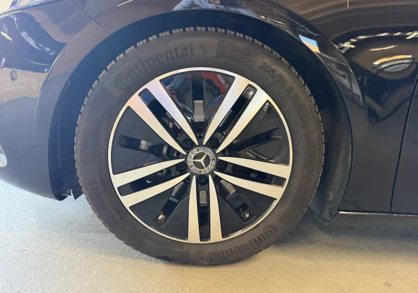 Gros plan sur la jante alu noire et argentée d’une Mercedes Classe A noire, côté avant droit.