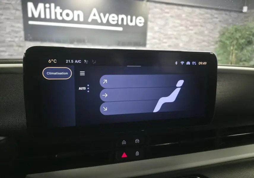 Écran tactile central de la Fiat 600 Hybrid 2024 affichant le réglage de la climatisation, vue intérieure frontale.