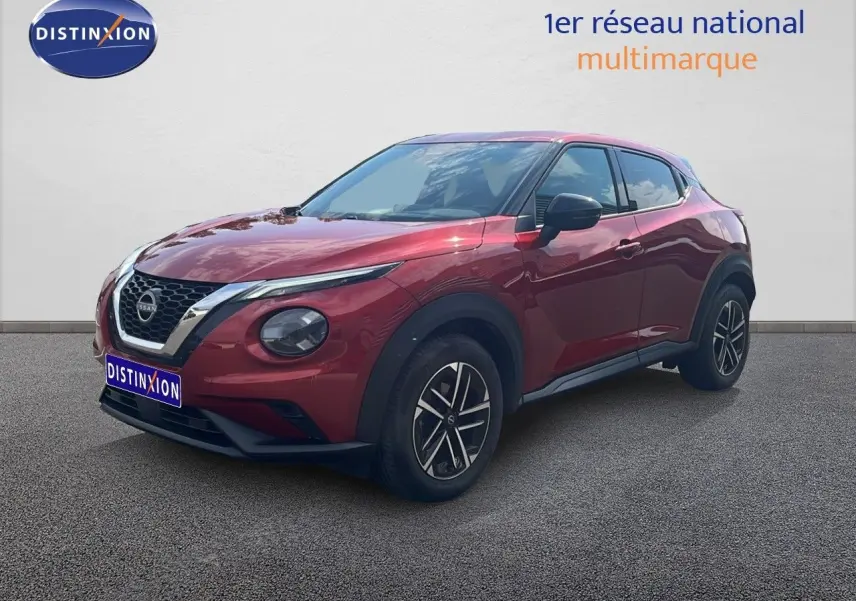 Nissan Juke rouge Fuji Metal en 3/4 avant droit, avec jantes alliage et calandre chromée visible.